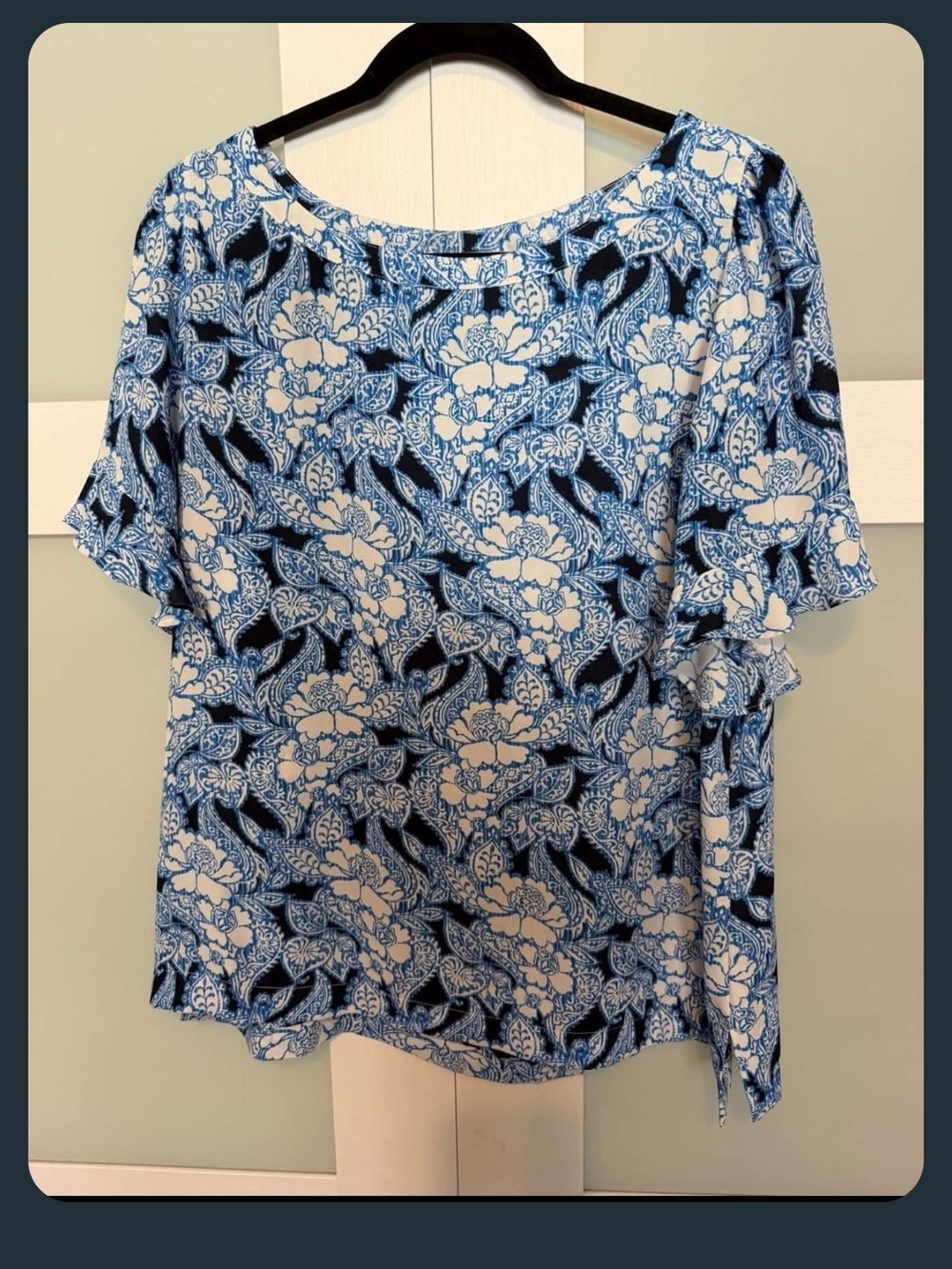 LOFT Blue and White Floral Short Sleeve Blouse